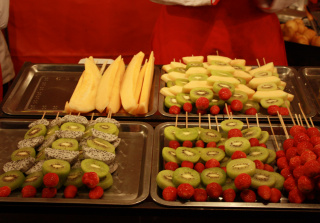 Obst am Spieß in der Garküche Peking