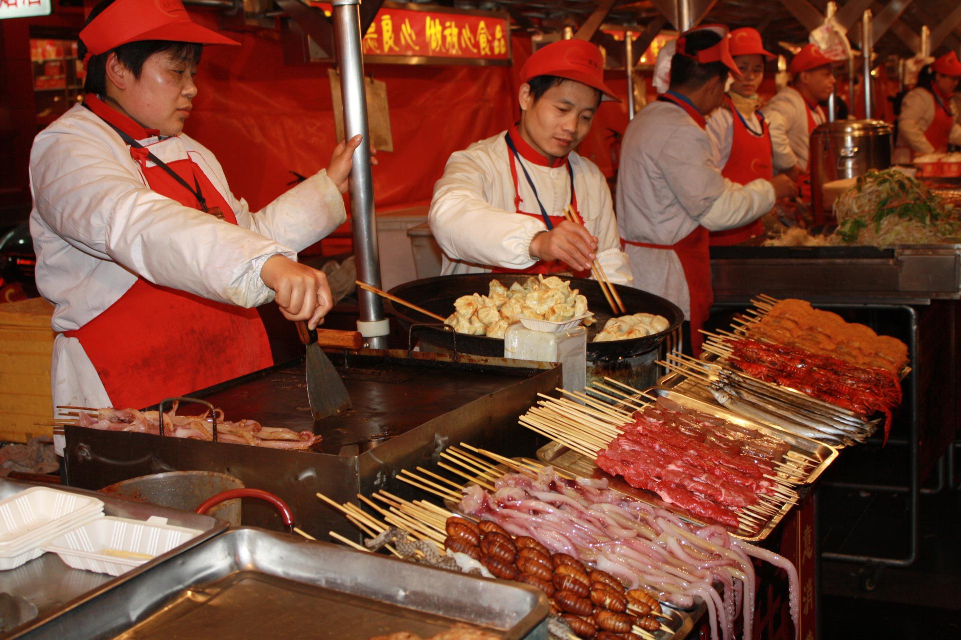 Frische Zubereitung  n der Garküche Peking Frische Zubereitung  n der Garküche Peking