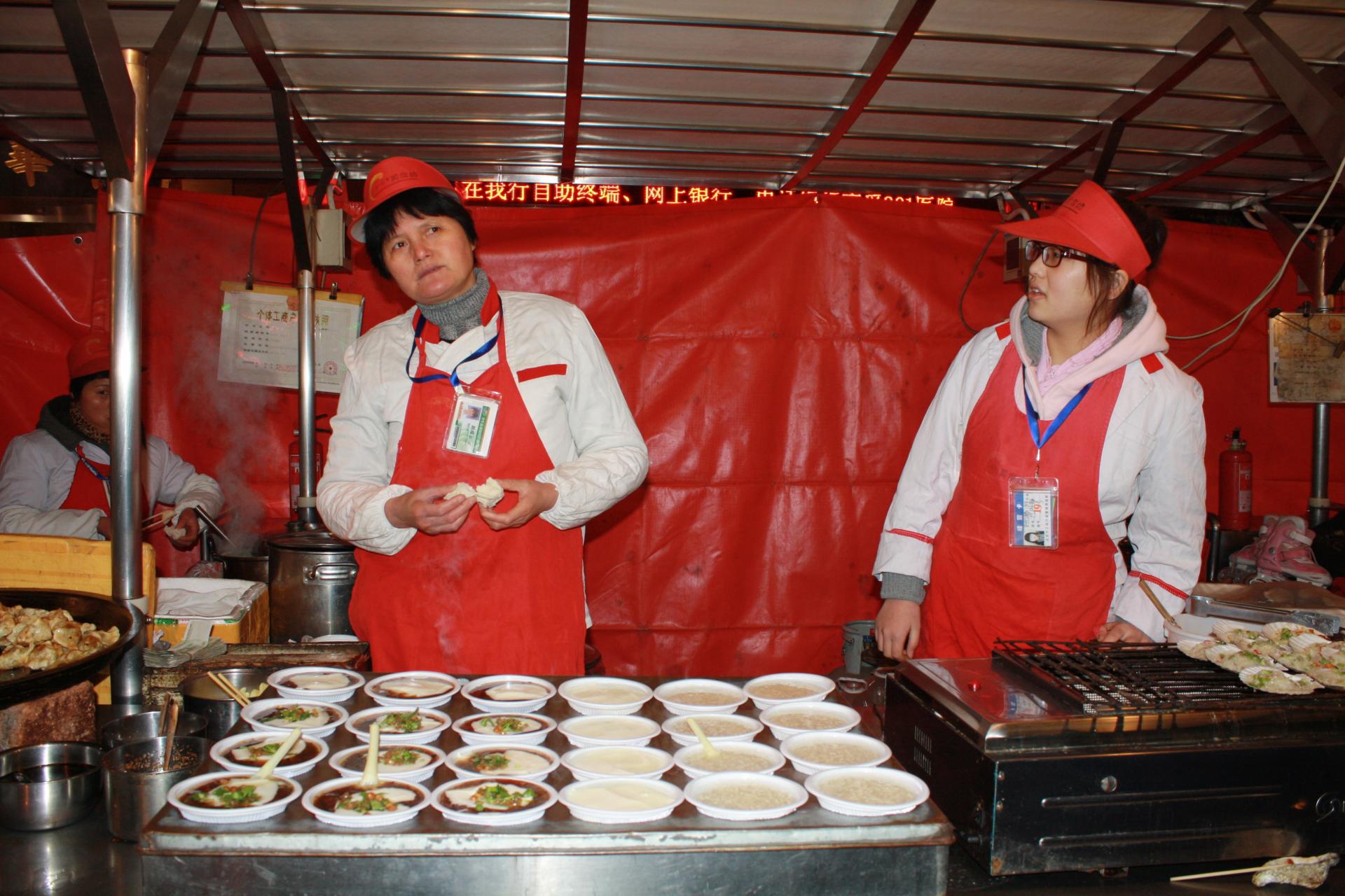 Nachdenklich in der Garküche Peking