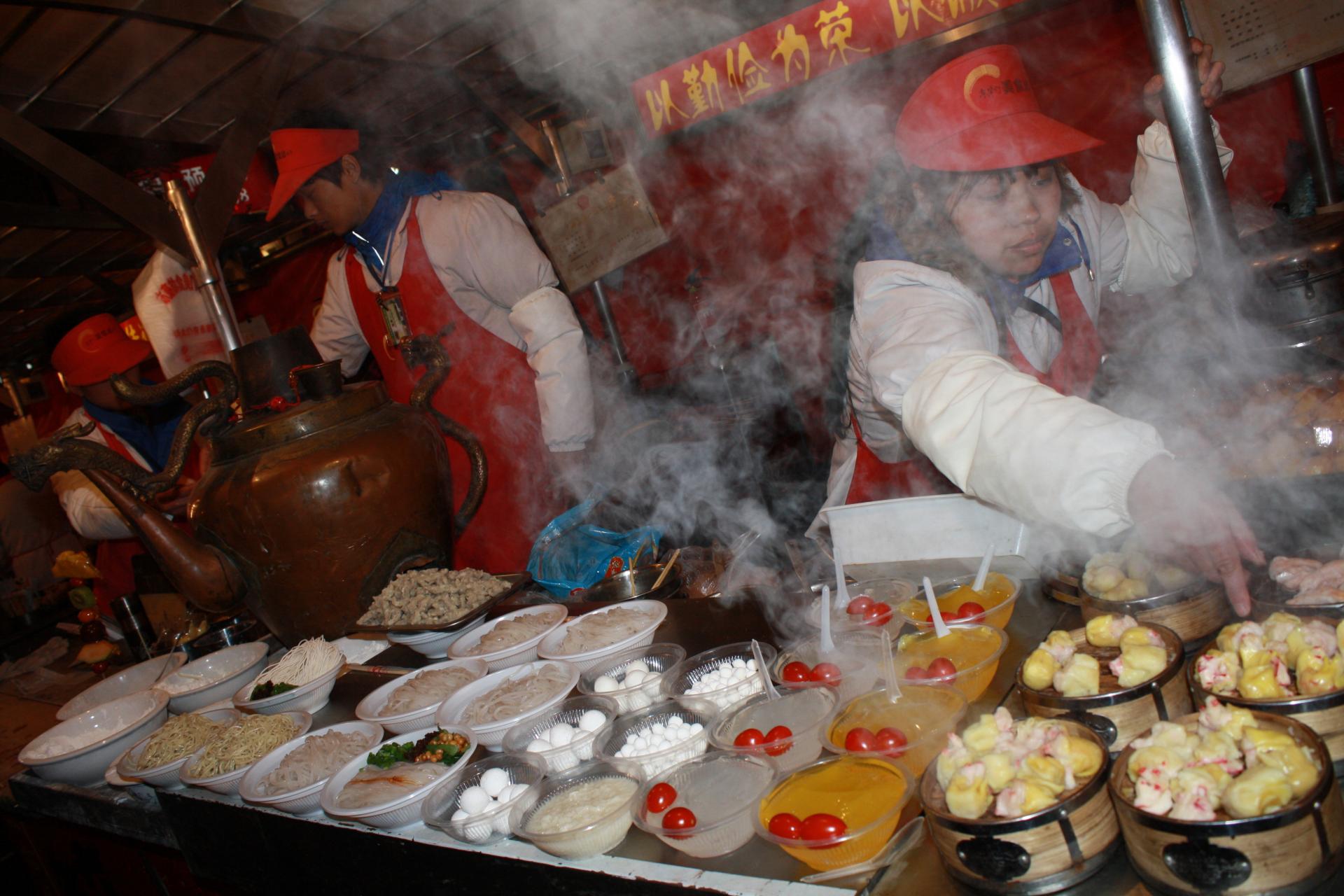 MIxed Food offerings in der Garküche Peking
