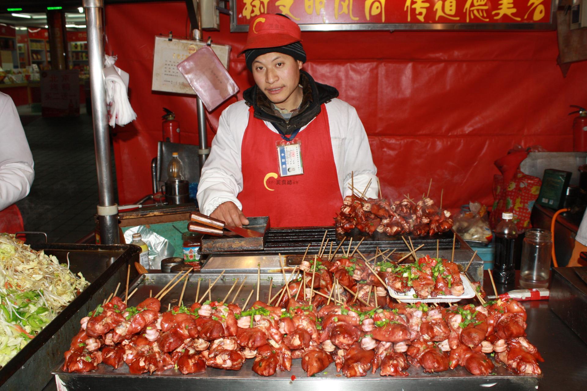 Fleisch am Spieß in der Garküche Peking