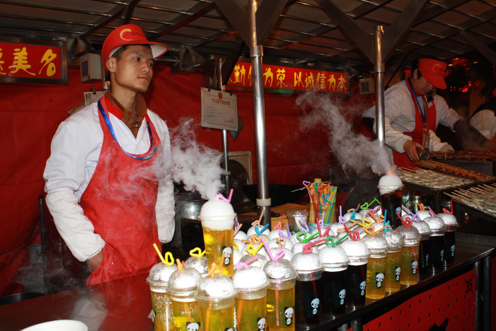 Szene mit dubiosen Getränken in der Garküche Peking